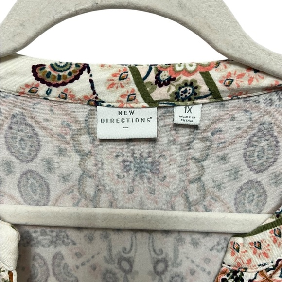 New Directions Plus Size Tank Top size 1X. . Floral print, v-neck. - Picture 4 of 5